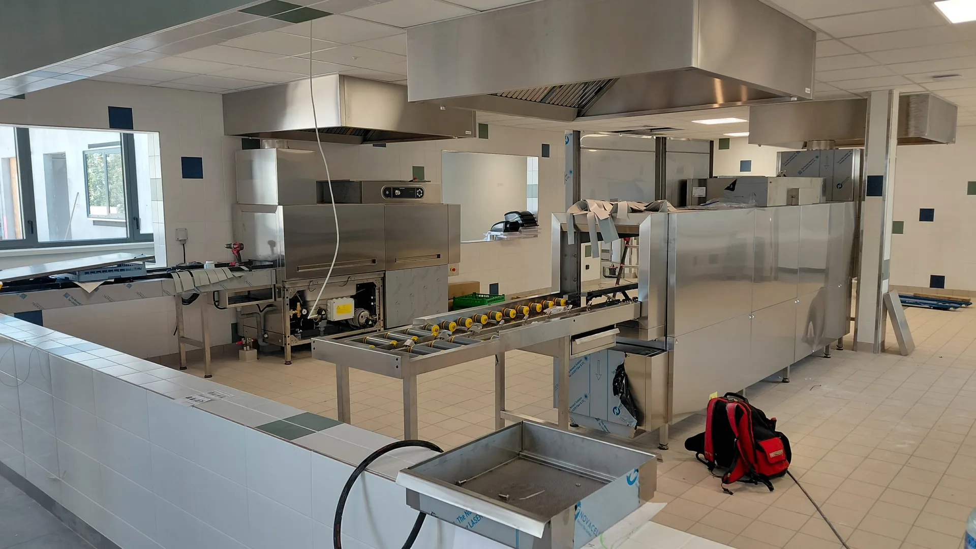 Cuisine professionnelle en cours d’installation sous hottes, par CFC 29