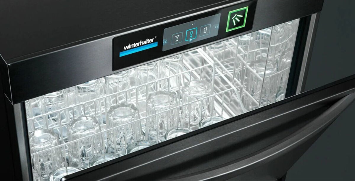 Lave-verres frontal Winterhalter de la gamme UC, porte ouverte, panier de verres
