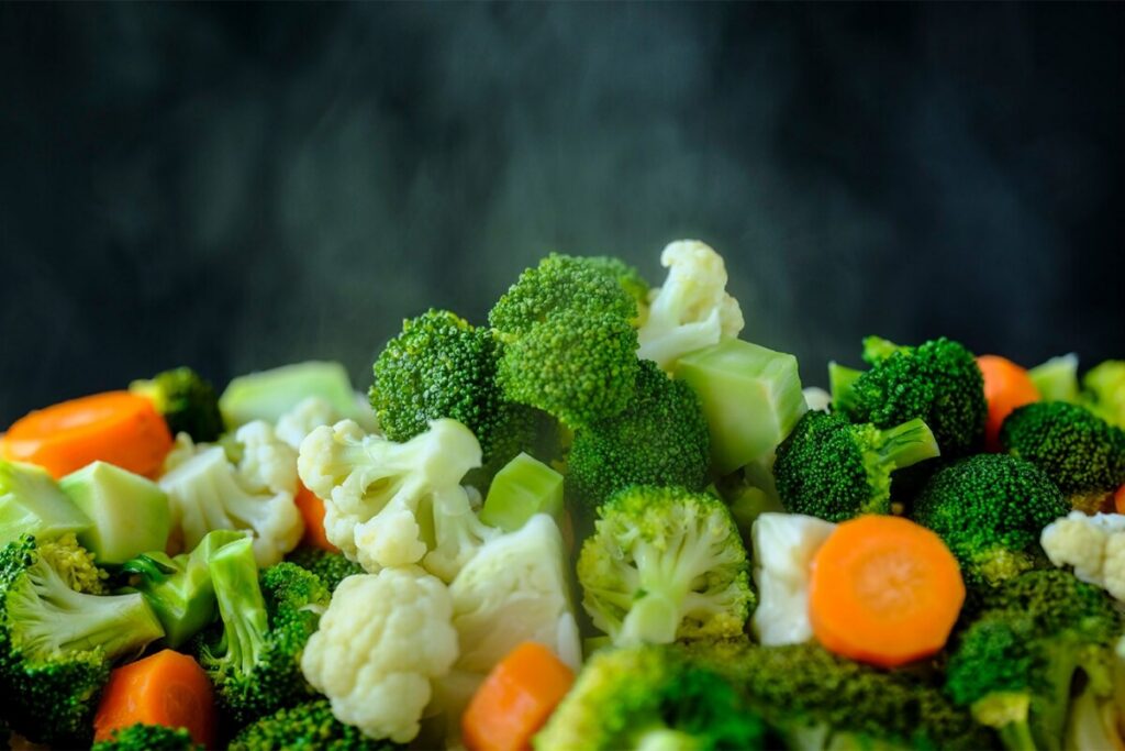 Légumes cuits à la vapeur sur fond sombre