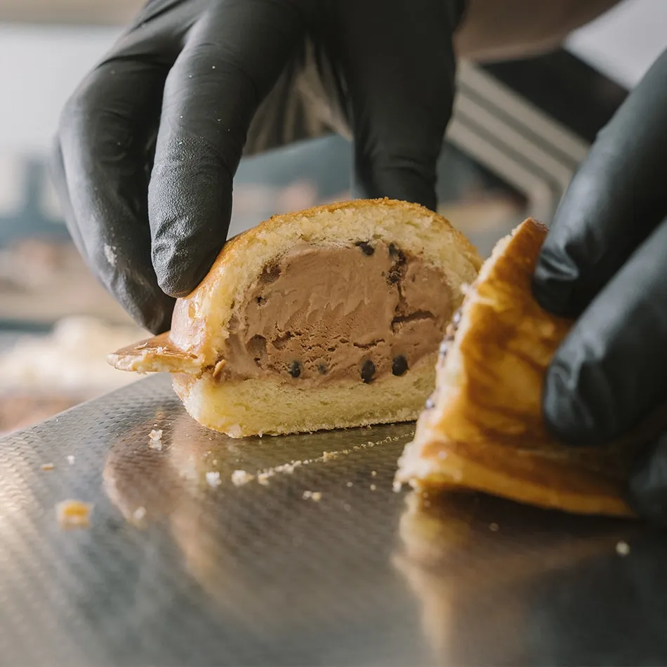 Sandwich gelato coupé en deux : brioche dorée et glace au chocolat, scellé à la K-Presse Krampouz