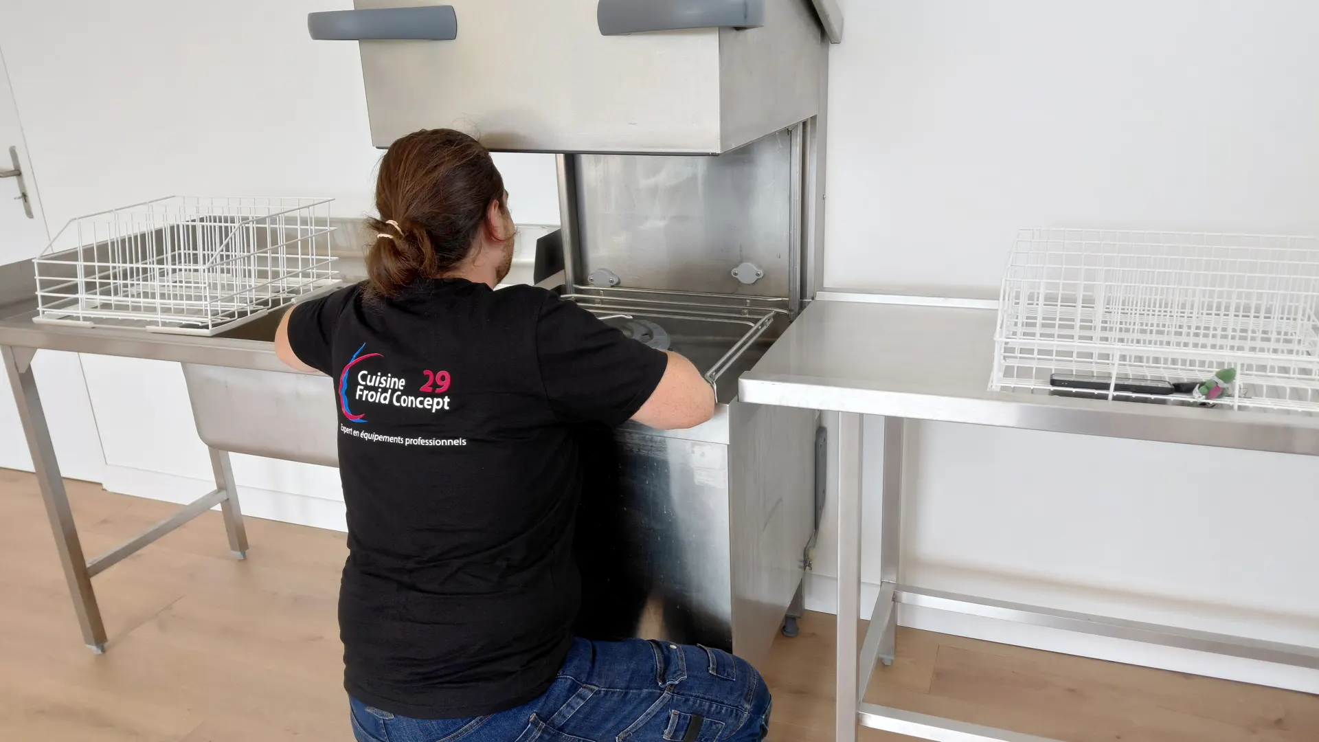 Technicien CFC 29 en intervention sur un lave-vaisselle professionnel