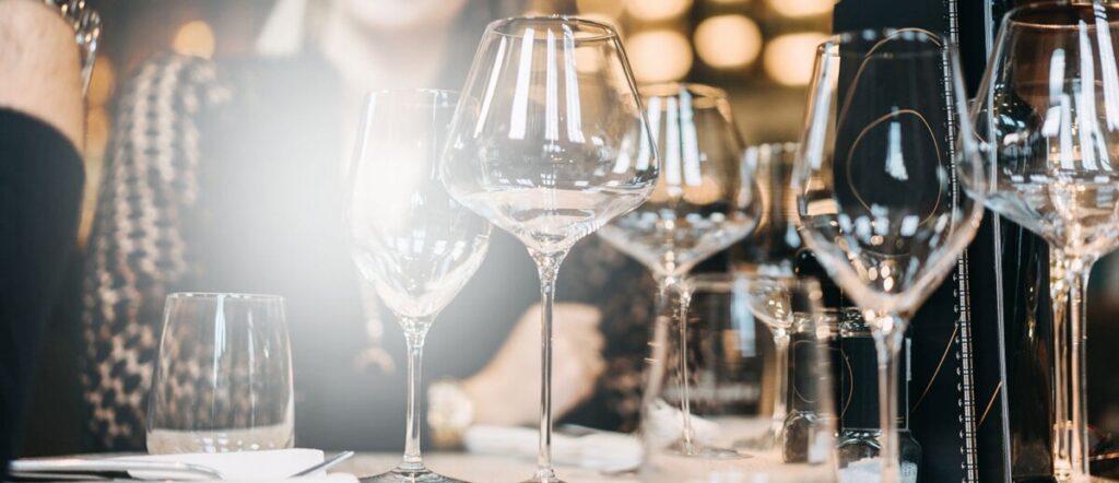 Verres à vin étincelants sur une table de restaurant