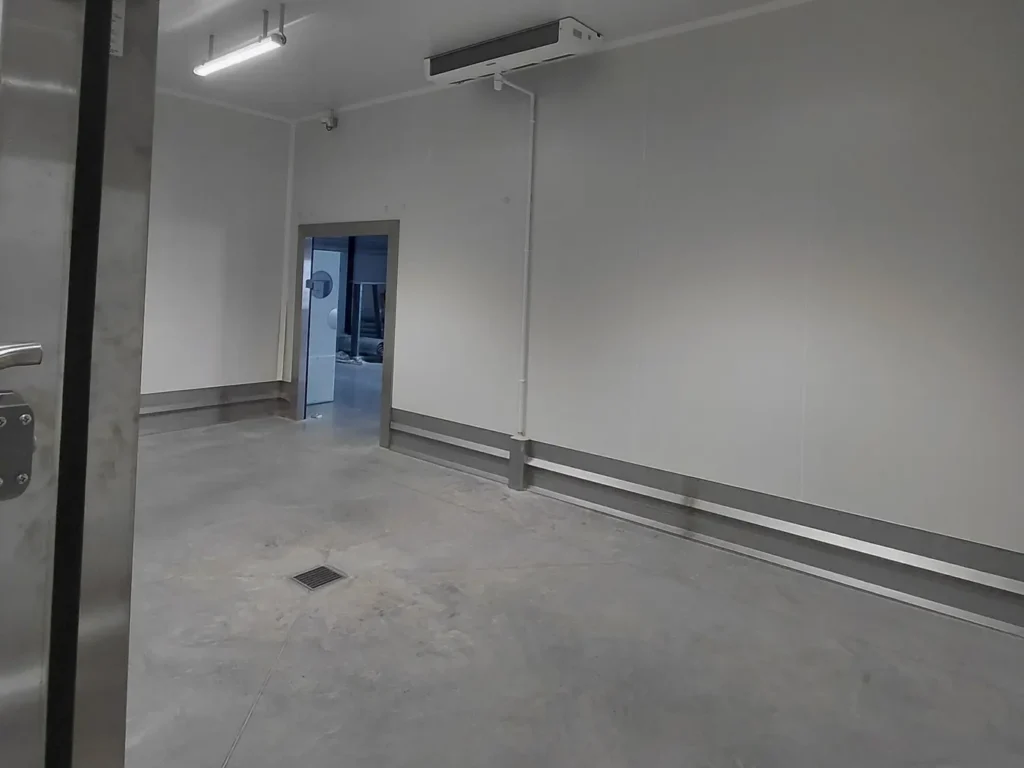 Intérieur d’une chambre froide installée par CFC 29, évaporateur au plafond