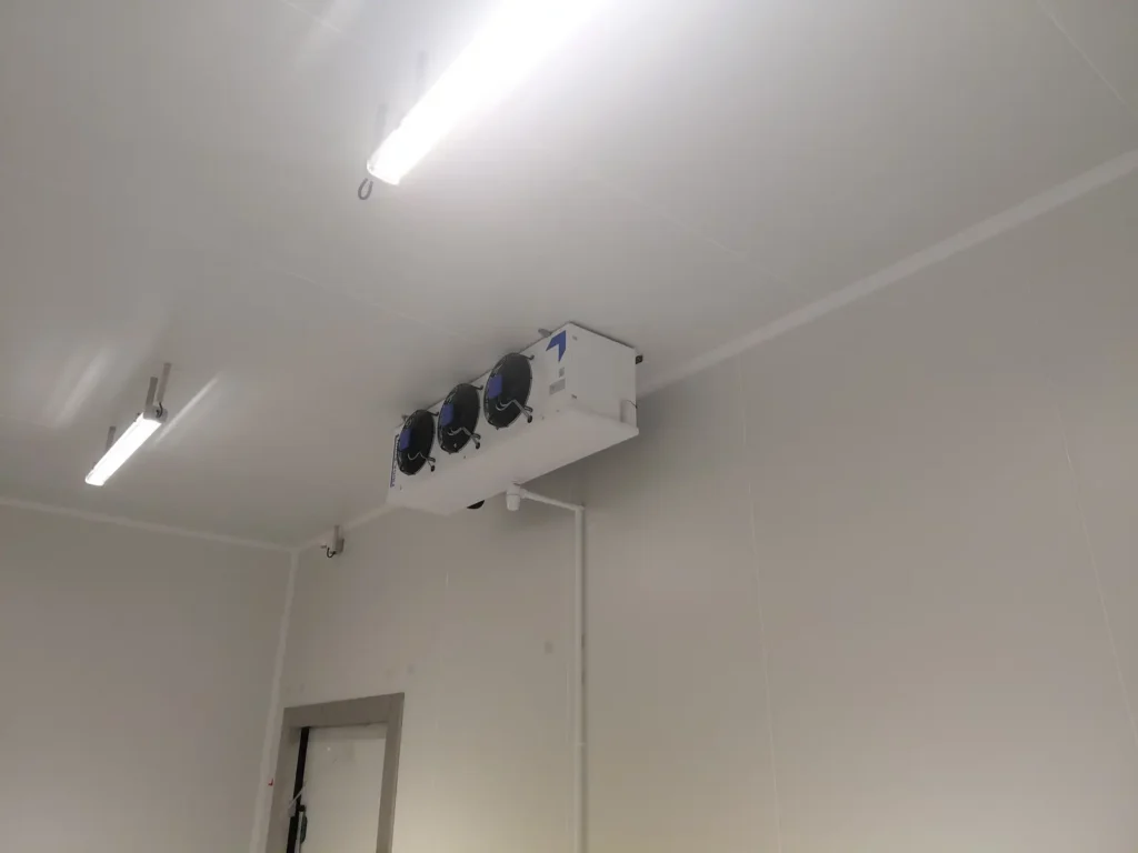 Évaporateur à trois ventilateurs au plafond d’une chambre froide installée par CFC 29