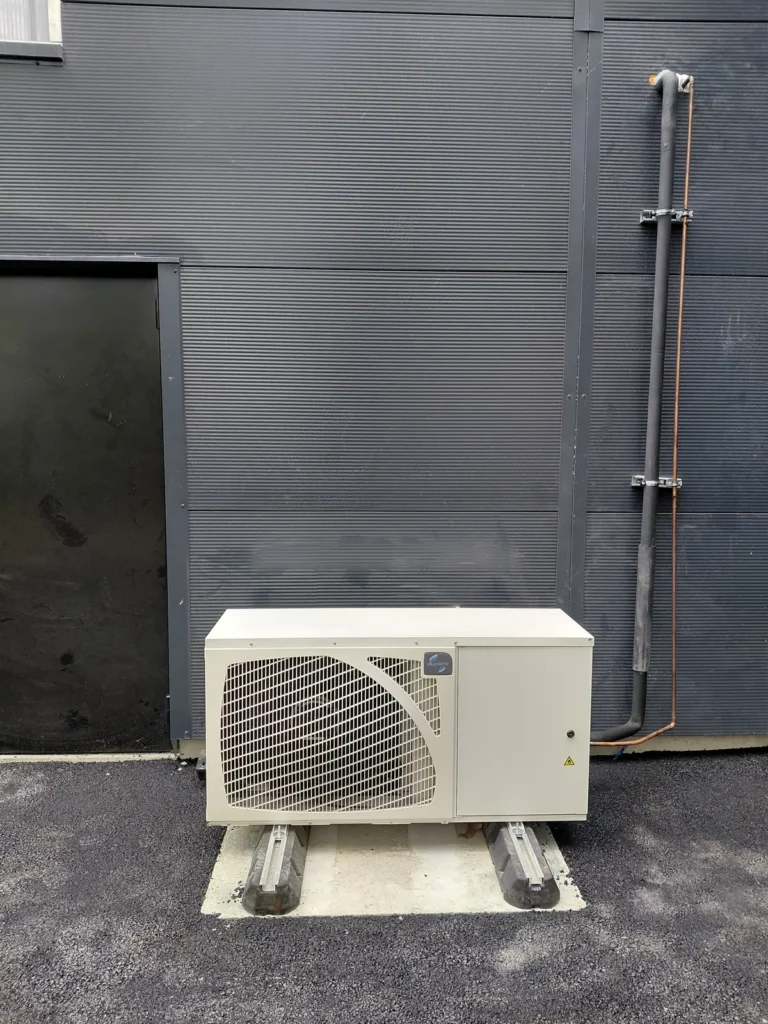 Groupe frigorifique extérieur et liaisons cuivre d’une chambre froide installée par CFC 29
