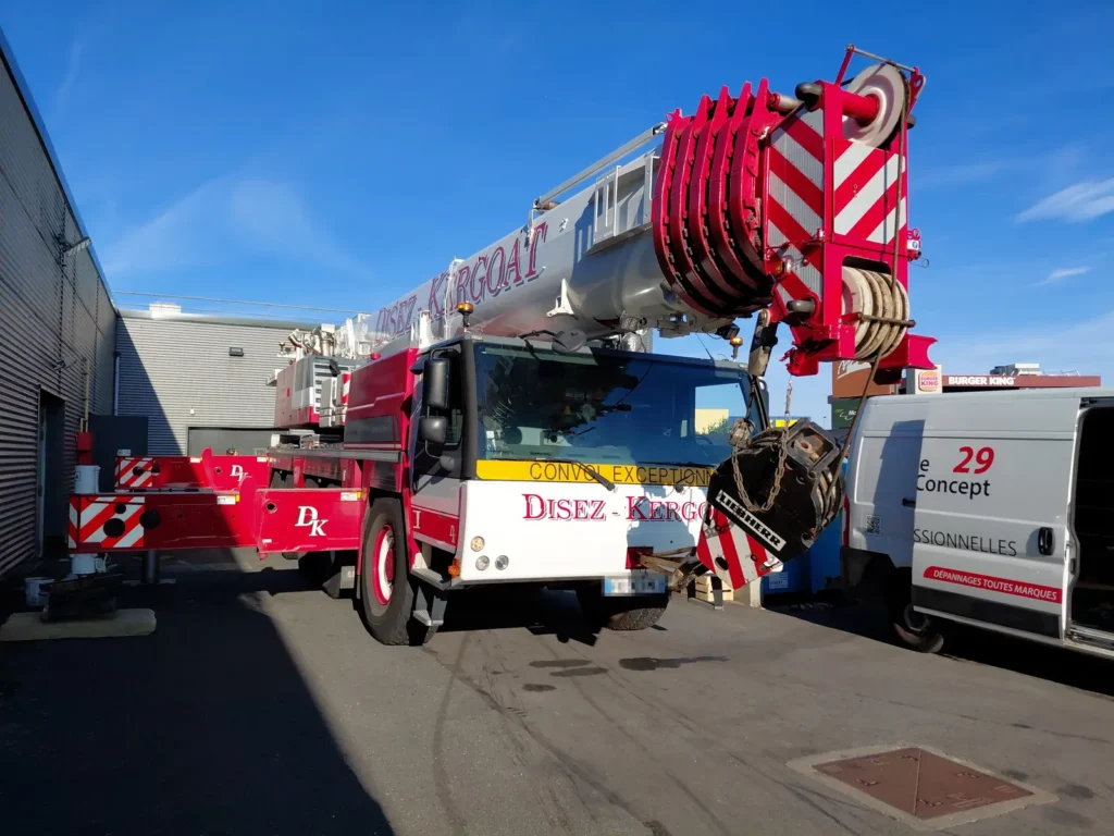 Grue mobile et fourgon CFC 29 sur un chantier de cuisine professionnelle