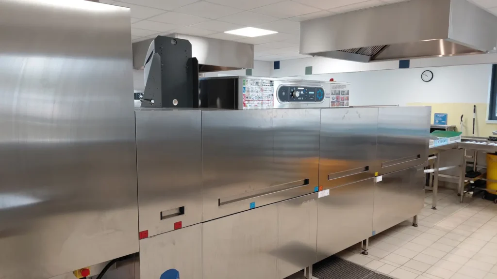 Tunnel de lavage en service dans une cuisine collective équipée par CFC 29